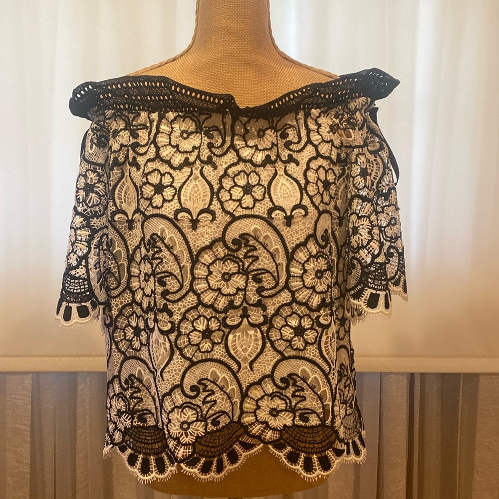 ALEXIS fabulous crochet white and black top, sexy off shoulder with lining, s M